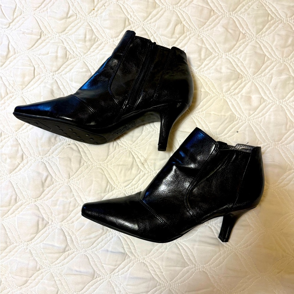 NWOT-  life stride ankle women's  booties  - Size 9 1/2